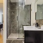 3 Min From Haussmann, Sleeps 6 , 2bdr Daire *