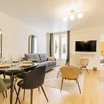 3 Min From Haussmann, Sleeps 6 , 2bdr Paris