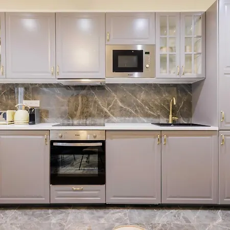 3 Min From Haussmann, Sleeps 6 , 2bdr Apartman