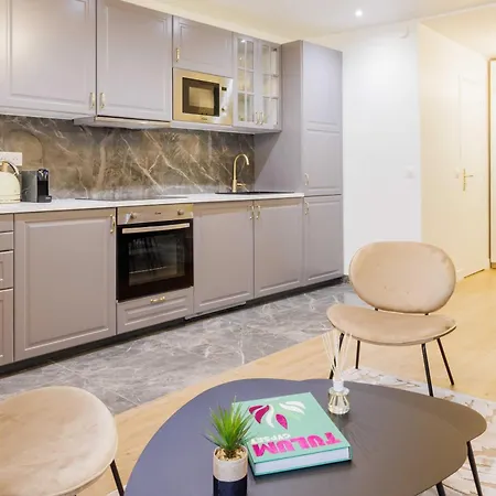 Διαμέρισμα 3 Min From Haussmann, Sleeps 6 , 2bdr *