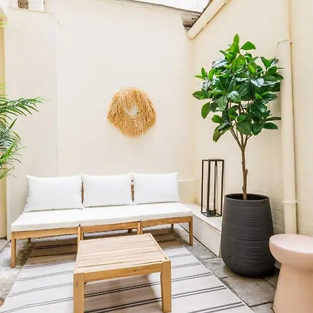 3 Min From Haussmann, Sleeps 6 , 2bdr * Paris