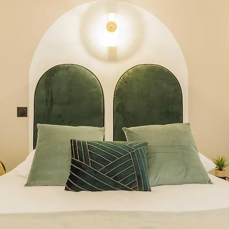 3 Min From Haussmann, Sleeps 6 , 2bdr Daire