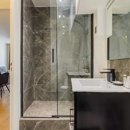 3 Min From Haussmann, Sleeps 6 , 2bdr Διαμέρισμα *