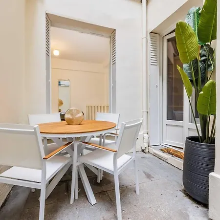 3 Min From Haussmann, Sleeps 6 , 2bdr