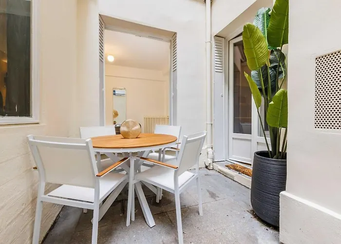 3 Min From Haussmann, Sleeps 6 , 2bdr