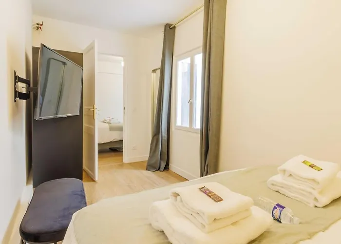 3 Min From Haussmann, Sleeps 6 , 2bdr 아파트 *