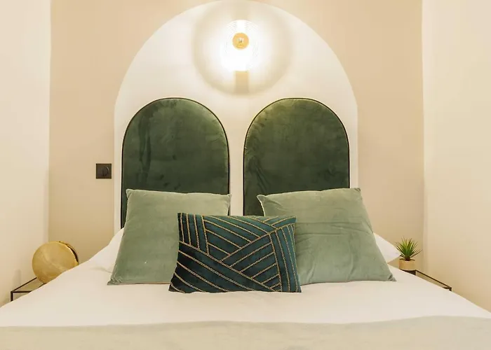 3 Min From Haussmann, Sleeps 6 , 2bdr 아파트