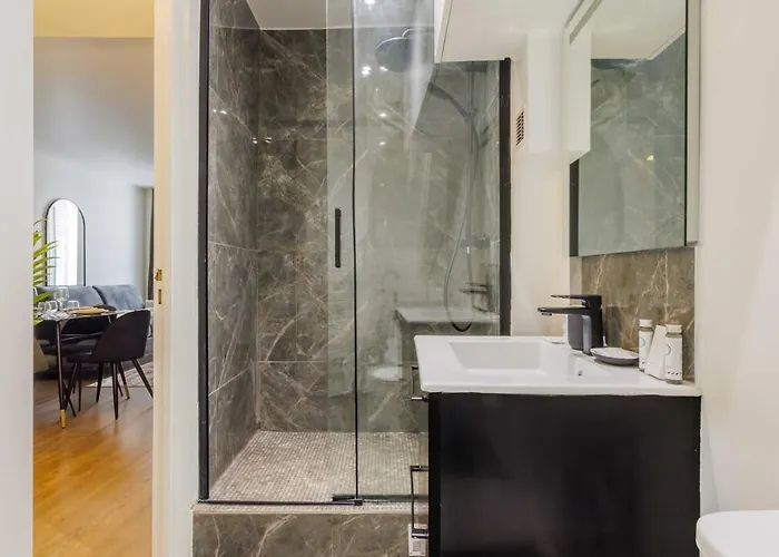 3 Min From Haussmann, Sleeps 6 , 2bdr 아파트 *