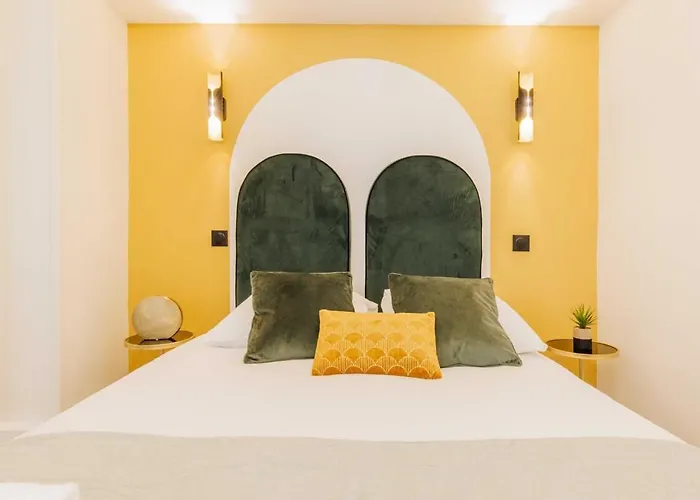 3 Min From Haussmann, Sleeps 6 , 2bdr 아파트 *