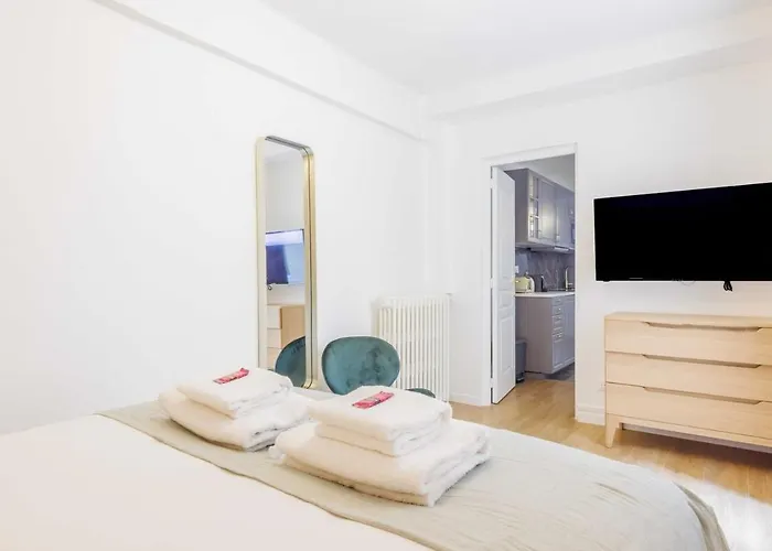 3 Min From Haussmann, Sleeps 6 , 2bdr 아파트 *
